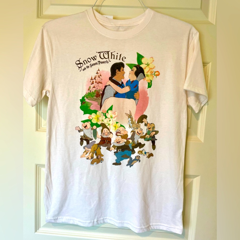 Disney Princess Snow White and the Seven Dwarfs Med Short Sleeve Tee